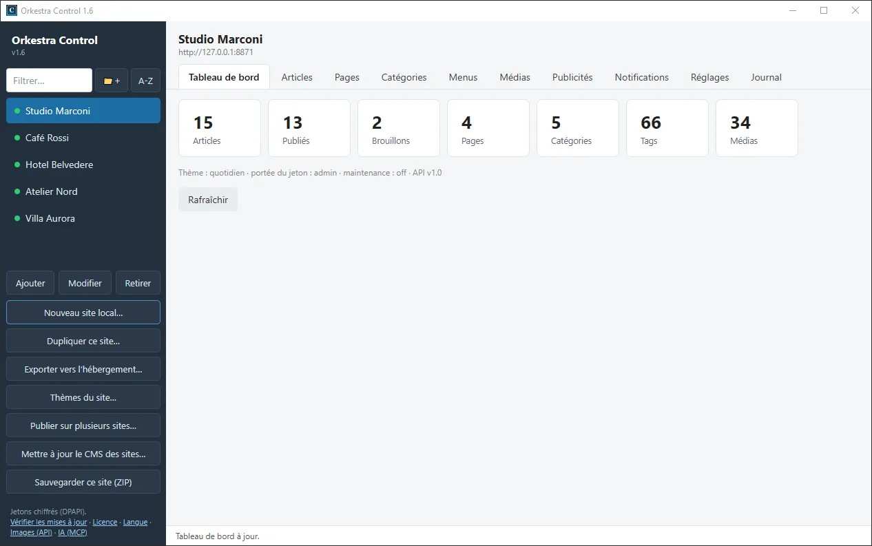 Fenêtre d'Orkestra Control : à gauche la liste des sites gérés, chacun avec sa pastille d'état ; à droite le tableau de bord du site sélectionné, qui compte ses articles, ses pages, ses catégories et ses médias.